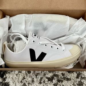 BNIB Veja Sneakers in white canvas SIZE 38